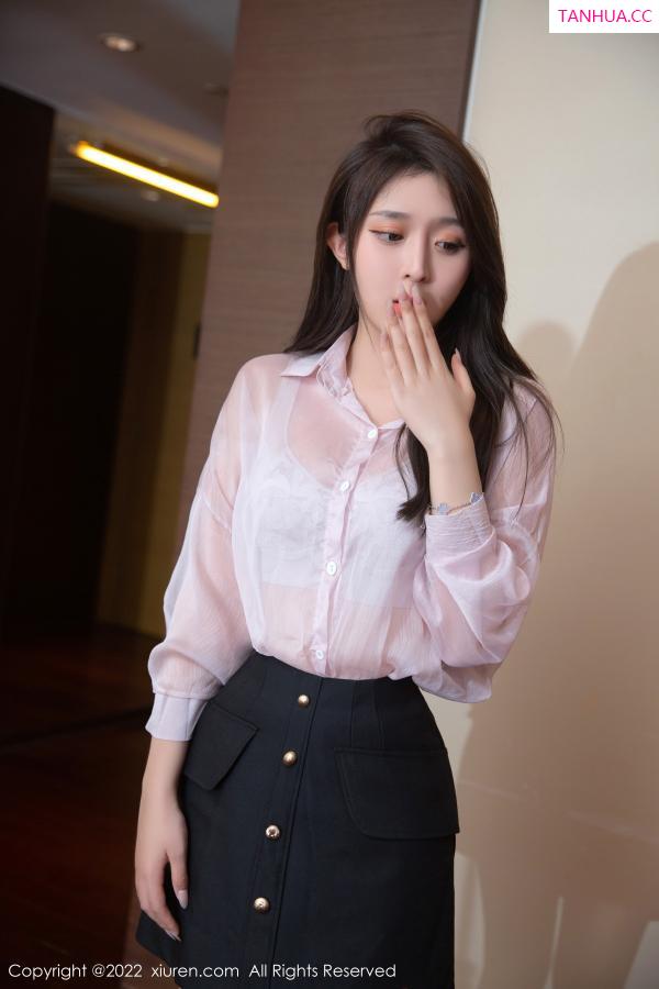 夏甜甜  [XiuRen]高清写真图 2022.10.21 No.5741 夏甜甜 短裙丝袜第5张图片